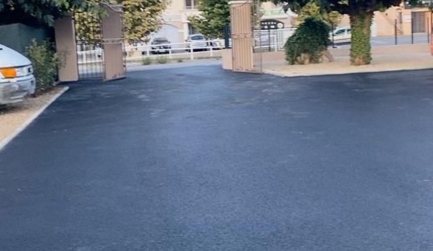 Goudronnage devant un local