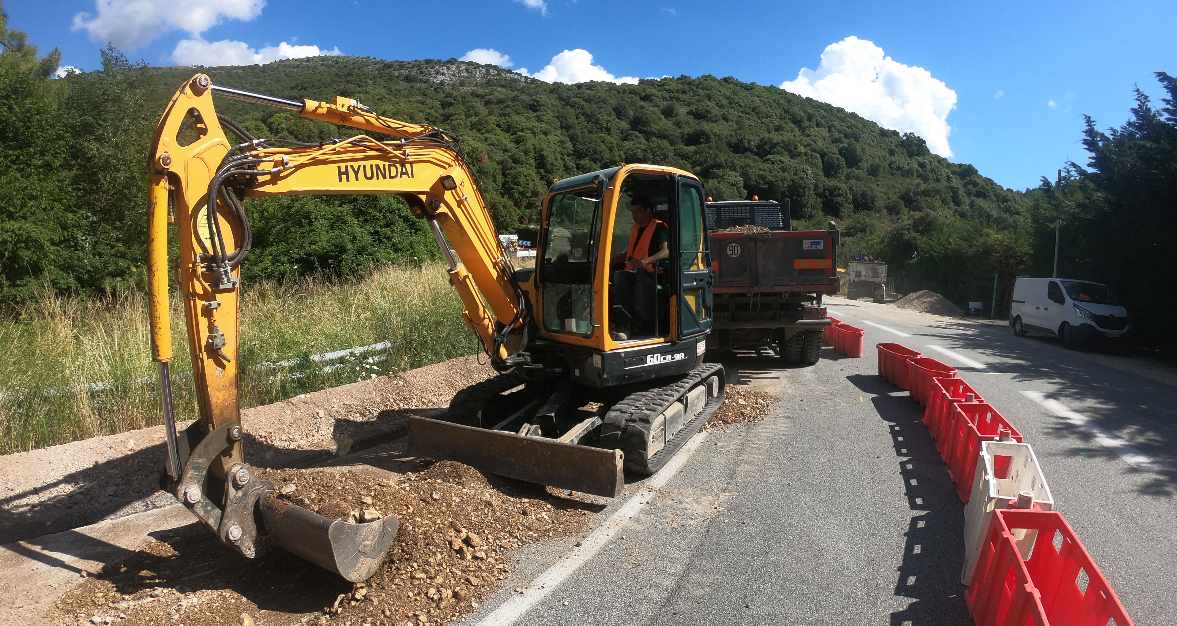 Mini-pelle en action